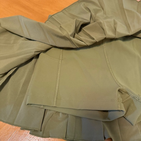 Aritzia TNA Pleated Tennis Skirt in Army Green Sz XS Performance Athletic - Picture 6 of 12